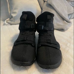 Lebron soldier13 SFG blackout